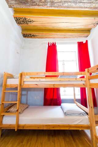 Хостелы Old Town Hostel Alur Таллин Кровать в общем 6-местном номере для мужчин и женщин-4