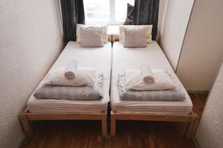 Хостелы Old Town Hostel Alur Таллин Стандартный двухместный номер с 1 кроватью или 2 отдельными кроватями-5